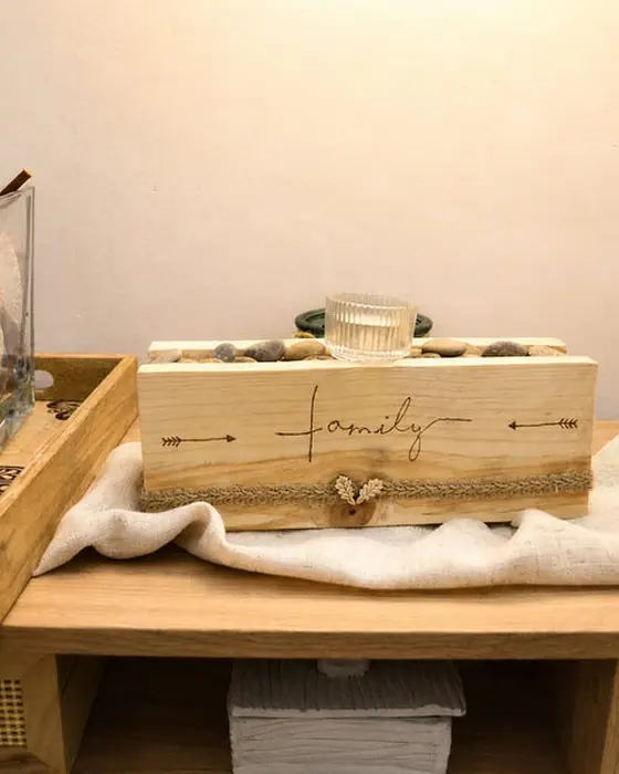 Centro de mesa de madera con piedras naturales